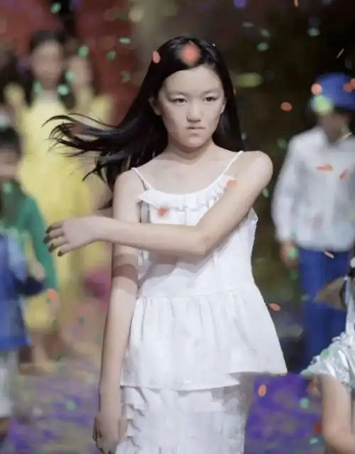 李嫣婴儿照曝光,刚做完手术嘴上还贴着胶带,李亚鹏满眼宠溺