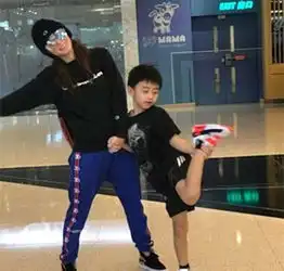 张柏芝带儿子逛吃逛吃很开心,没有爸爸在身边也很快乐