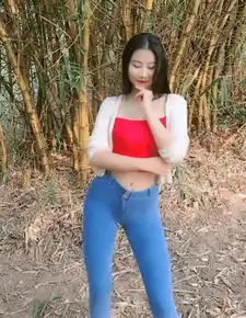街拍个性穿搭的牛仔裤美女,高挑的身材让人很心动