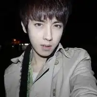 头像黑背景的男头