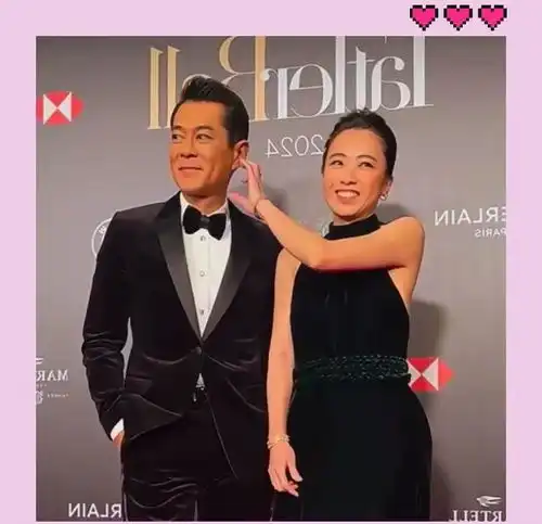 古天乐出席活动脸部僵硬与甘比合影拒绝比心,甘比很尴尬当场黑脸