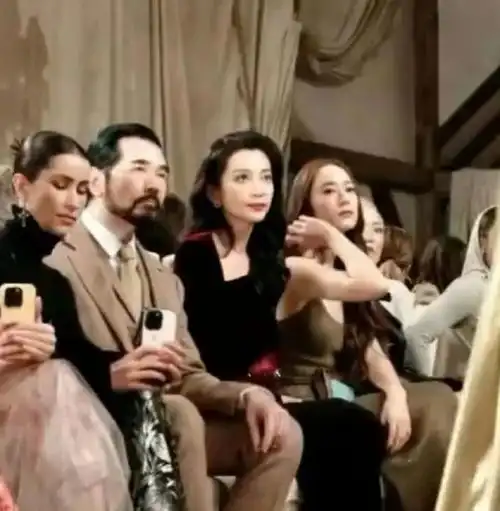 51岁李冰冰现状少女穿搭大长腿太吸睛,我直呼这让30岁明星怎么活啊