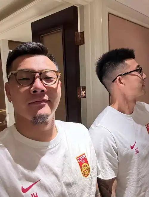 你俩王大雷和刘殿座同时晒自拍照,满满情侣头像既视感