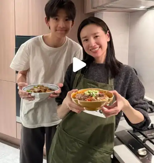 董洁带儿子看音乐节,顶顶长成少年版潘粤明,母子合影颜值高