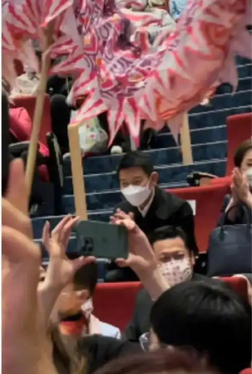 刘德华为保护女儿刘向蕙,甘愿守在女厕门口,把父爱发挥到极致