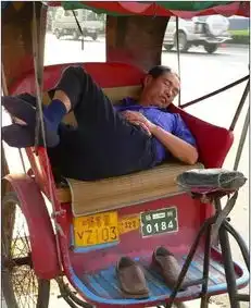 神奇的中国睡澡盆子马路牙子都是床,这躺技你