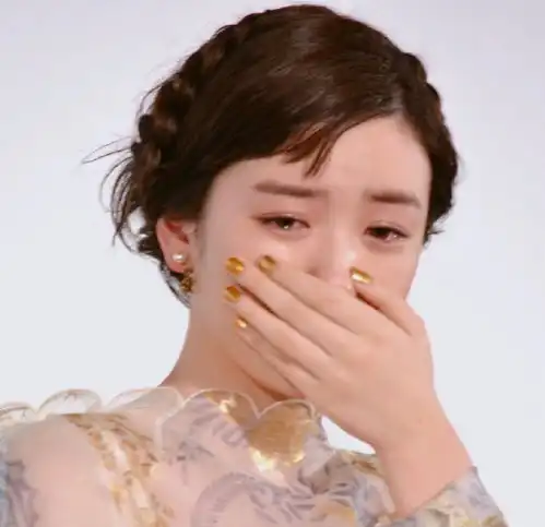 母亲送来干菜,儿子嫌弃放橱柜大半年,无意解开袋子后决定回老家