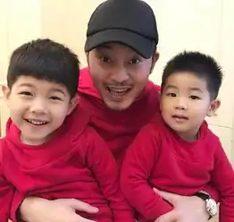 好温馨沙溢与两个儿子穿亲子装送新年祝福