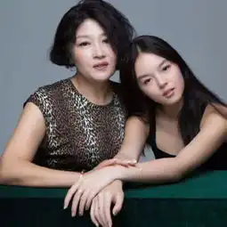 组图李咏去世后哈文孤独过七夕频繁换头像心情不安