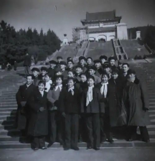 老外模仿中国大妈拍照,画面过于真实网友想转给我妈看,怕她打