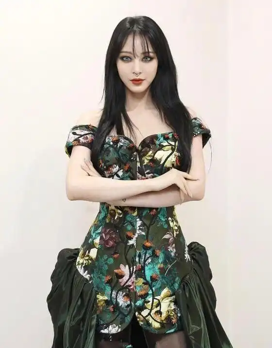 韩艺瑟不愧为女神,烫金衬衫吊带裙也能驾驭,38岁成防腐剂美女
