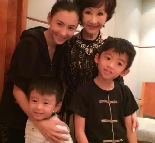 表情谢振轩为弟弟和妈妈拍合影,张柏芝谢振南对着镜头做搞怪表情...表情
