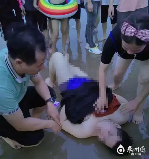 张坂15岁男孩溺水,心跳呼吸停止月亮湾景区警方1天捡回12名儿童
