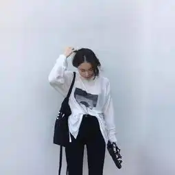 偏爱黑白色系的极简搭配风格