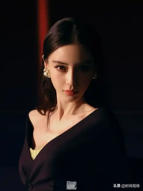 angelababy复古大片曝光,气质古典彰显油画质感