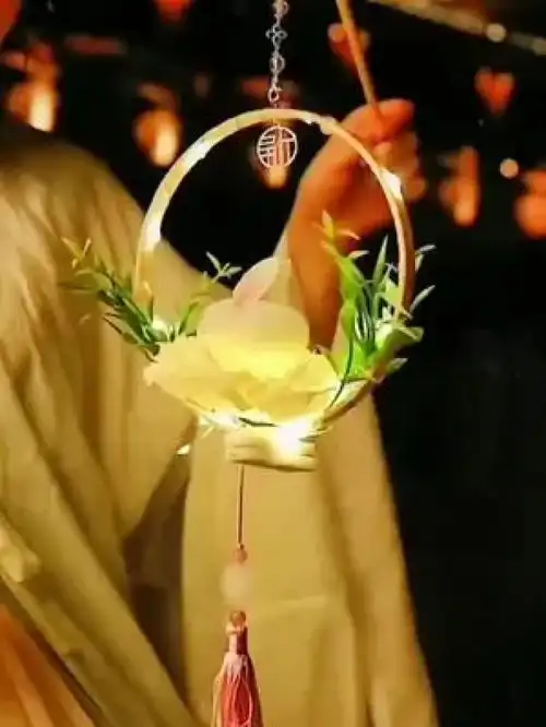 中秋节快到了,一定要亲手做这个玉兔灯,真的太美了姐妹们,一下一把节日气氛都拉满了玉兔灯手工diy中秋节亲子手工