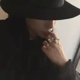 头像想待在喜欢的人身边是理所当然的啊