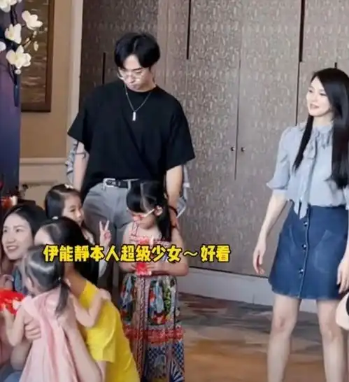 伊能静与儿子哈利同框哈利举酒杯抛媚眼,母子合影似姐妹