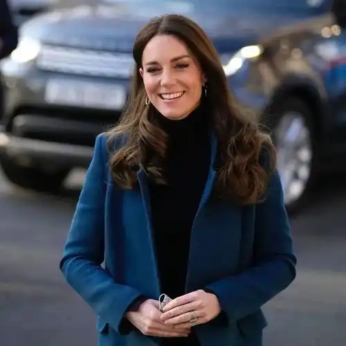 凯特2022首次公务,威廉来打call王妃假期养出双下颌,状态真棒