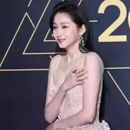 女星冬天走红毯赵丽颖冻出眼泪,刘亦菲瑟瑟发抖,徐璐直哈气