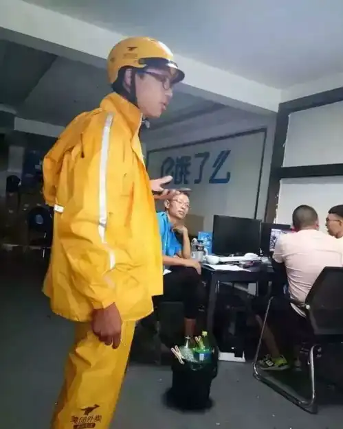 我们欠这位外卖小哥一座奥斯卡