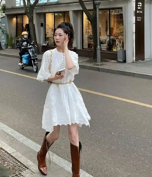到了上海才发现,满大街穿裙装小姐姐都不配凉鞋了,搭它显高时髦