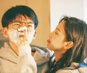 章若楠和费启鸣街拍,同一背景和角度拍照,情侣头像锁了