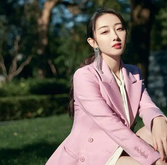 蒋梦婕身穿皮衣不忘炫腹,死亡角度下,嘴唇干燥成亮点