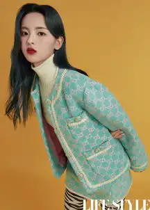 杨超越雾感妆配夏日风美甲今日份彩虹锦鲤上线营业