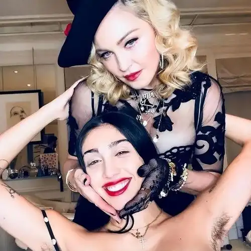 狂野星二代杰克逊女儿皮肤白皙爱纹身,麦当娜女儿打脐环秀腋毛