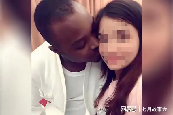 黑人高铁上脱鞋抽烟嚣张辱骂乘警,退役拳击教练一拳使其当场打晕