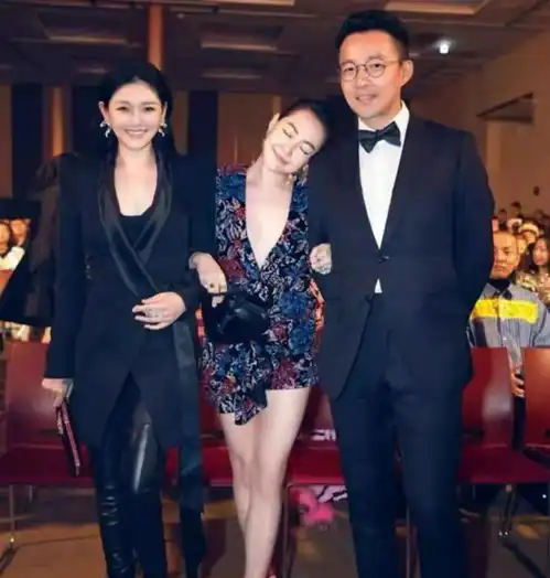大s近照让人看愣扎丸子头发际线堪忧,身材消瘦难辨认