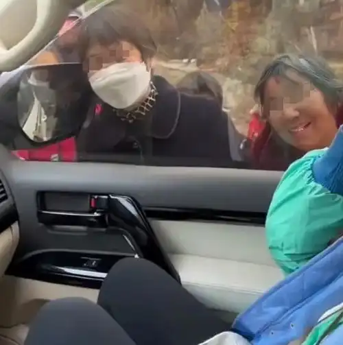 几年没办过喜事了湖南一小伙带女朋友回家过年,全村人出动迎接
