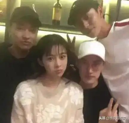 秦俊杰新恋情疑曝光女方是他同学,曾靠红毯假晕上头条