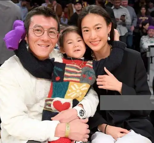 陈冠希一家游迪士尼,秦舒培素颜出镜,2岁女儿身高优越笑容可爱