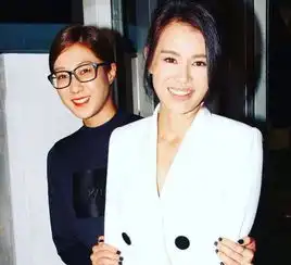胡杏儿和钟嘉欣抱娃同框合影,三个孩子呆萌可爱,颜值超高