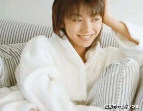 铁甲小宝善良的女警花,43岁依旧甜美可人,网友只顾着看铁皮人