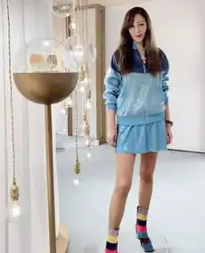爸爸是影帝,妈妈是超模,14岁就长着一双超模腿,曾被禁出道