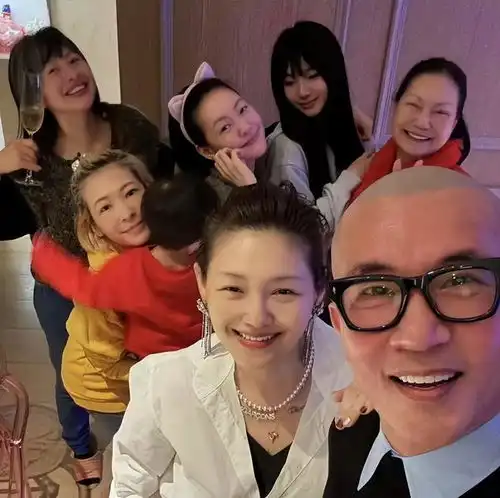 大s具俊晔最后甜蜜合影公开笑容灿烂状态好,手腕处弄了新纹身