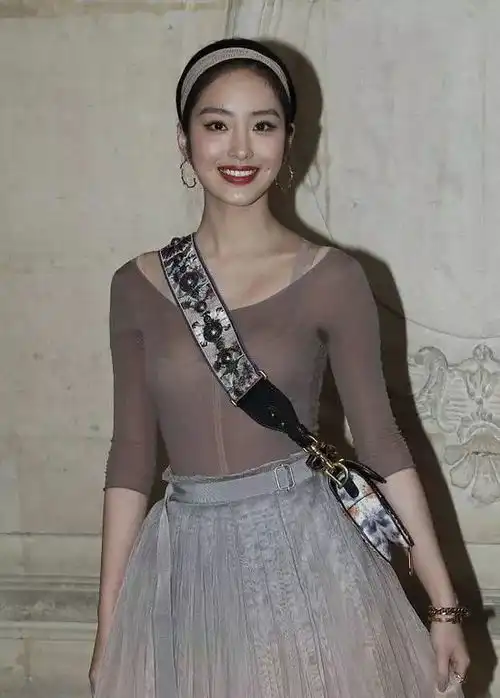 翻版刘亦菲嫁大30岁刘亦菲干爹,顶替天仙出演好莱坞大片