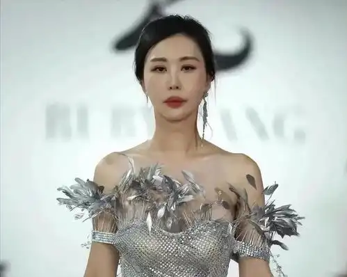 王石娇妻纽约走秀表情僵硬引争论曾称国人要学西方贵族气质