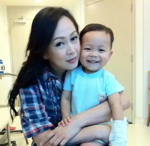 最美朱姬姚莹莹遇渣男未婚先孕生子,今48岁容颜苍老变大妈