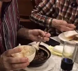难怪外国人嫌中国菜吃不饱,看了他们的吃法,能吃饱就不正常