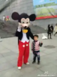 圈套啊在会展中心和公园见到米老鼠唐老鸭,千万不要随便跟他们合影