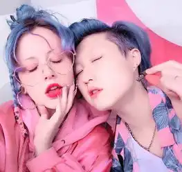 小龙女吴卓林与女友甜蜜出游穿情侣装画风粉嫩