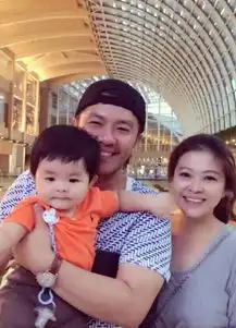 46岁歌手阿杜现身ktv唱歌,发福变胖认不出,美女粉丝争相合影