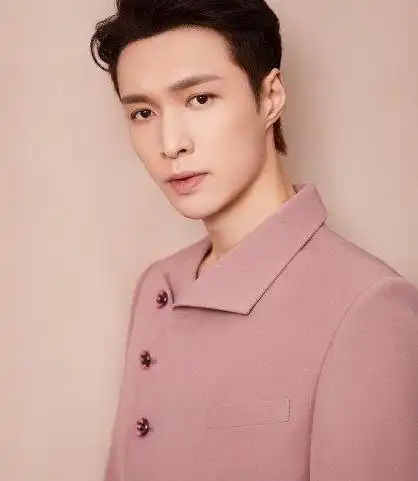 吴亦凡男装周吹泡泡,穿粉色露少年感,他却被吐槽娘炮