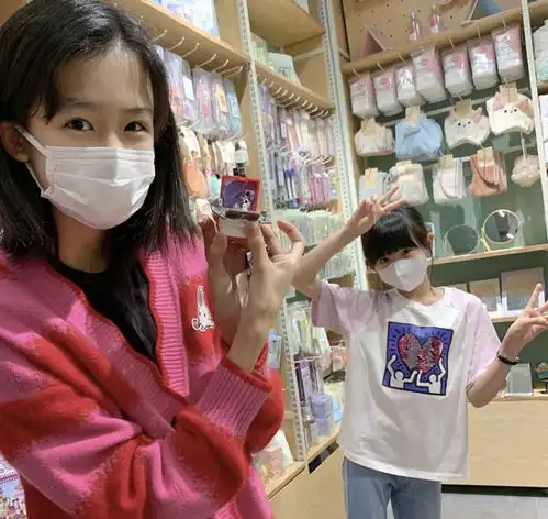 陆毅鲍蕾携女儿们逛街,丈母娘负责拍照,14岁贝儿身高接近一米七