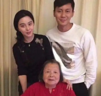 李晨是他的继子,他却视李晨为亲生孩子,如今李晨为他养老送终