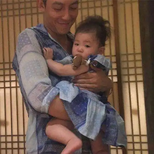 陈冠希晒女儿萌照获周杰伦点赞,网友都是女儿奴你也晒啊